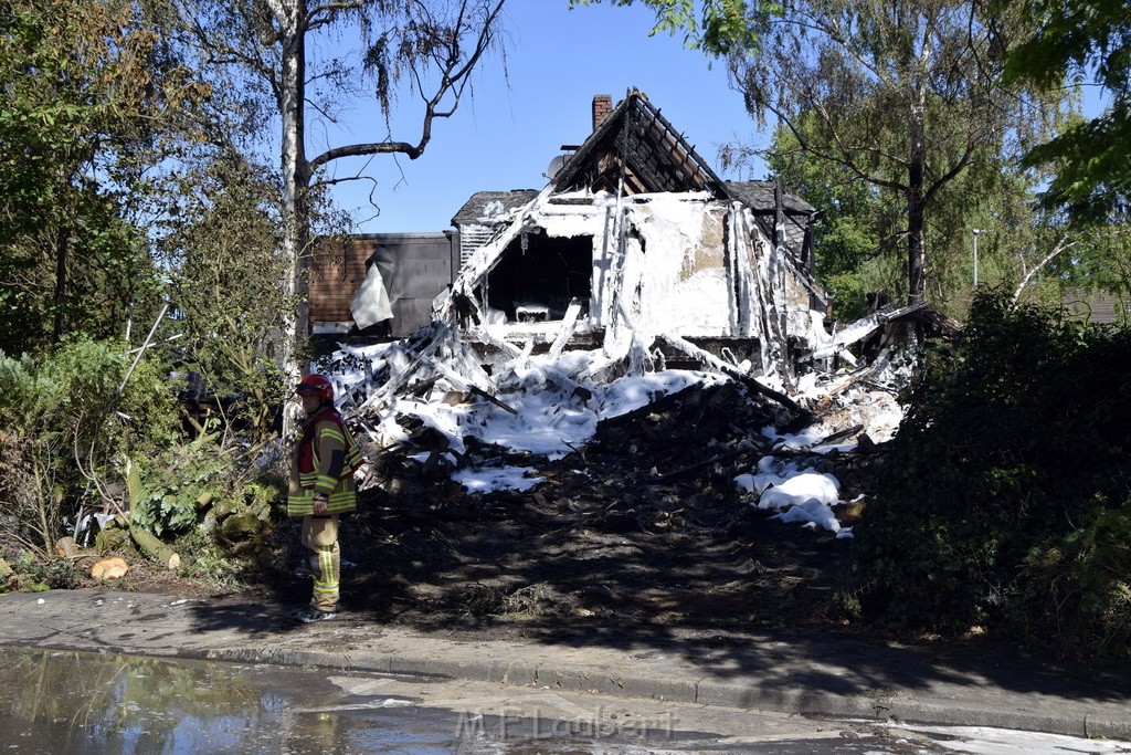 Grossfeuer Einfamilienhaus Siegburg Muehlengrabenstr P1442.JPG - Miklos Laubert